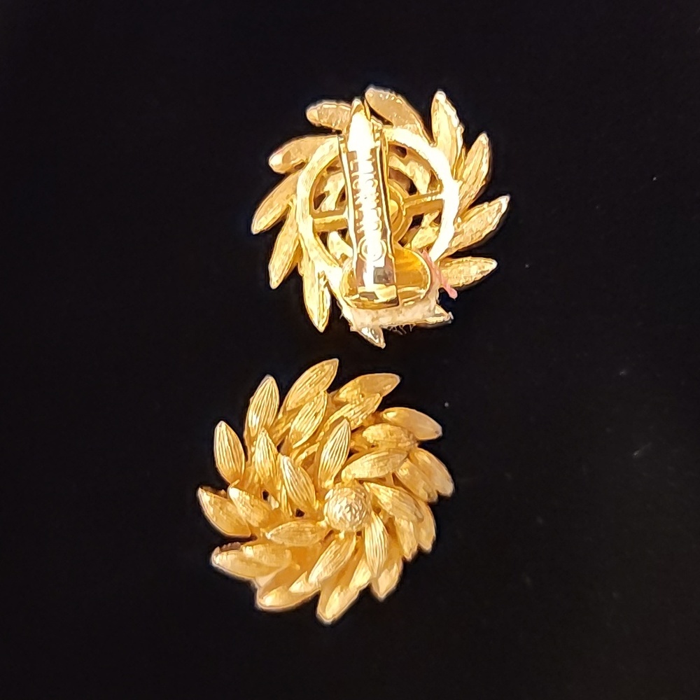 Vintage Lisner pinwheel clipons